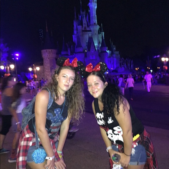 Meet your Posher, Cyndi My family is EVERYTHING!!! - Picture 5 of 7